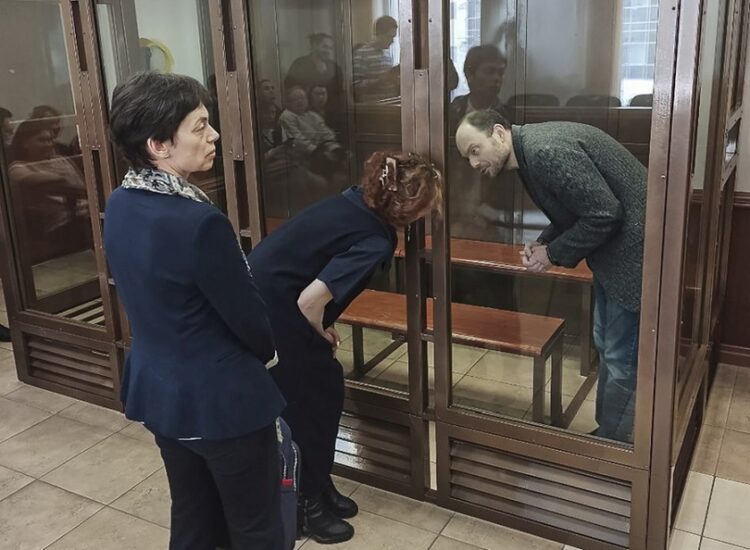 Εικόνα από το δικαστήριο της Μόσχας όπου φαίνεται ο Ρώσος ακτιβιστής Βλαντίμιρ Καρά-Μουρζά, μέσα σε ειδικό κουβούκλιο ενώ συνομιλεί με τη συνήγορό του Μαρία Έισμοντ (φωτ.: EPA/ MOSCOW CITY COURT PRESS-SERVICE/HANDOUT)