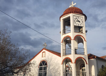 Το καμπαναριό του Αγίου Γεωργίου με το ρολόι, στο Μικρό Σούλι Σερρών (φωτ.: ΑΠΕ-ΜΠΕ / Στέργιος Χαλβατζής)
