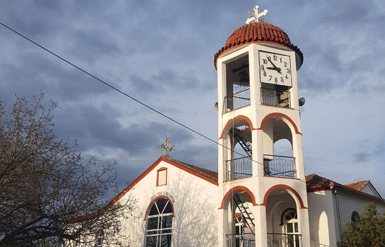 Το καμπαναριό του Αγίου Γεωργίου με το ρολόι, στο Μικρό Σούλι Σερρών (φωτ.: ΑΠΕ-ΜΠΕ / Στέργιος Χαλβατζής)