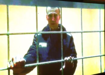 Ο Αλεξέι Ναβάλνι διακρίνεται στην οθόνη, στη διάρκεια σύνδεσης της φυλακής όπου κρατείται με τη δικαστική αίθουσα όπου εκδικαζόταν η έφεσή του το 2022 (φωτ.: . EPA/Maxim Shipenko)