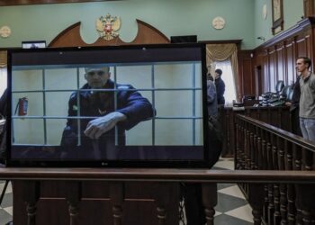 Ο Αλεξέι Ναβάλνι διακρίνεται στην οθόνη μιας τηλεόρασης, στη διάρκεια σύνδεσης με την αποικία υψίστης ασφαλείας όπου κρατείται, στη διάρκεια έφεσης για την απόφαση φυλάκισής του (φωτ.:  EPA/Yuri Kochetkov)