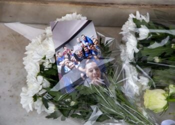 Λουλούδια και μια αναμνηστική φωτογραφία στο σημείο όπου δολοφονήθηκε ο Άλκης Καμπανός (φωτ.: EUROKINISSI /Ραφαήλ Γεωργιάδης)