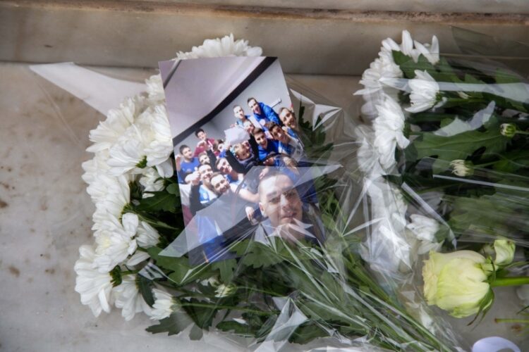 Λουλούδια και μια αναμνηστική φωτογραφία στο σημείο όπου δολοφονήθηκε ο Άλκης Καμπανός (φωτ.: EUROKINISSI /Ραφαήλ Γεωργιάδης)