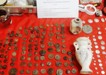 Τα αρχαία αντικείμενα που βρέθηκαν στην κατοχή του 61χρονου (φωτ.: Διεύθυνση Ασφάλειας Θεσσαλονίκης)