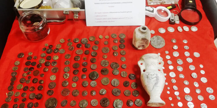 Τα αρχαία αντικείμενα που βρέθηκαν στην κατοχή του 61χρονου (φωτ.: Διεύθυνση Ασφάλειας Θεσσαλονίκης)