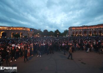 Με τη συμμετοχή χιλιάδων νέων έγινε η λαμπαδηφορία για τα 108 χρόνια από τη Γενοκτονία των Αρμενίων, στο Γερεβάν
(πηγή: Photolure/en.armradio.am)