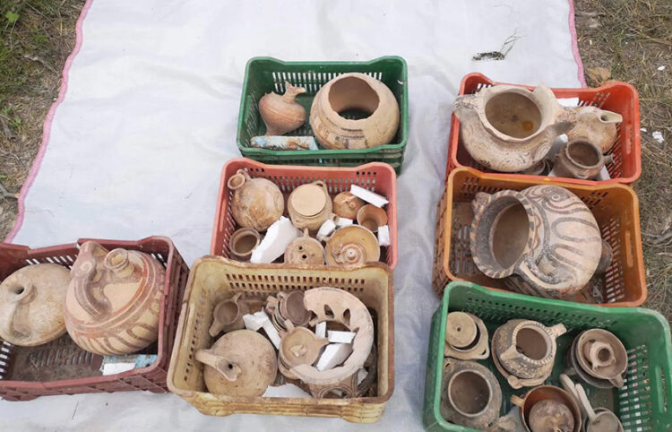 Μέρος των αρχαιοτήτων που είχε στην κατοχή του το κύκλωμα (φωτ.: Ελληνική Αστυνομία)