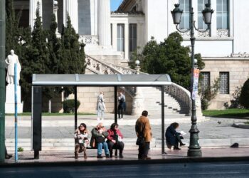 Πολίτες αναμένουν το λεωφορείο. Αύριο συνεχίζονται για πέμπτη ημέρα οι κινητοποιήσεις των εργαζομένων στα λεωφορεία και τα τρόλεϊ της Αθήνας (φωτ.: EUROKINISSI/Έφη Σκάζα)