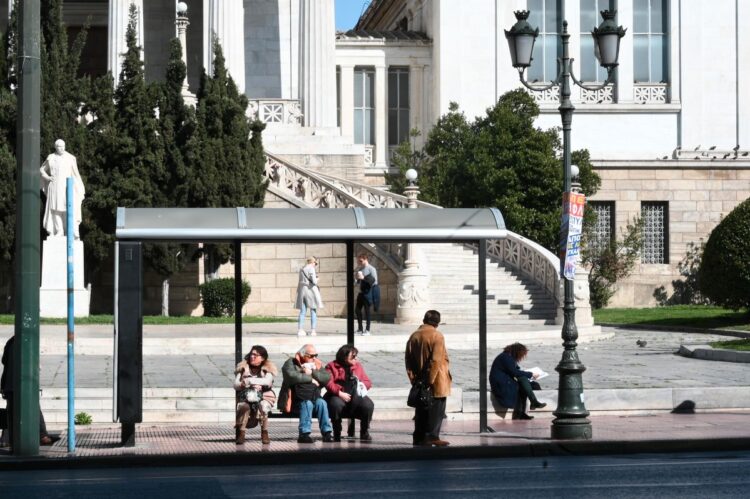 Πολίτες αναμένουν το λεωφορείο. Αύριο συνεχίζονται για πέμπτη ημέρα οι κινητοποιήσεις των εργαζομένων στα λεωφορεία και τα τρόλεϊ της Αθήνας (φωτ.: EUROKINISSI/Έφη Σκάζα)