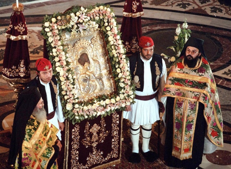 Στιγμιότυπο από παλιότερο προσκύνημα της εικόνας του Άξιον Εστί στην εκκλησία του Αγ. Παντελεήμονα, στην Αθήνα (φωτ.: ΑΠΕ-ΜΠΕ)