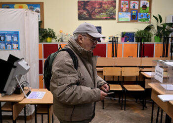 Ψηφοφόρος σε εκλογικό κέντρο στη Σόφια (φωτ.: EPA / Vassil Donev)