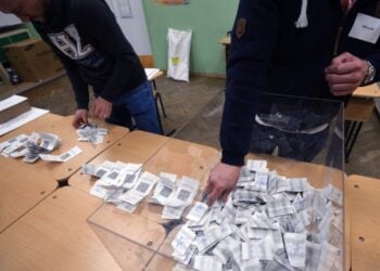 Μέλη του εκλογικού σώματος μετρούν τις ψήφους σε εκλογικό κέντρο στη Σόφια (φωτ.: EPA/Vassil Donev)