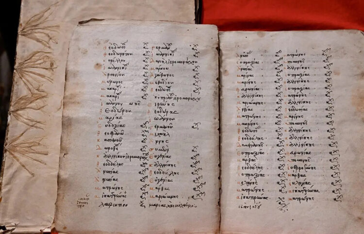Ονόματα μοναχών και δωρητών περιλαμβάνει το ένα χειρόγραφο (φωτ.: Αρχιεπισκοπή Αμερικής / Δημήτρης Πανάγος)