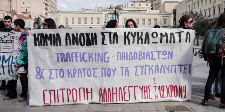 Συγκέντρωση αλληλεγγύης για τη 12χρονη μπροστά από το δημαρχείο της Αθήνας, στη πλατεία Κοτζιά (φωτ.: EUROKINISSI/Κώστας Τζούμας)