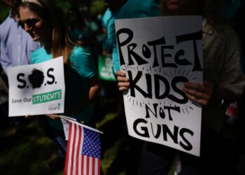 Διαδηλωτές κρατούν πανό που αναγράφουν «Προστατέψτε τα παιδιά, όχι τα όπλα» στο πλαίσιο διαμαρτυρίας για την οπλοκατοχή μπροστά από το Καπιτώλιο (φωτ.: EPA/Will Oliver)