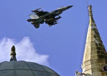 Αμερικανικό F-16 πετά πάνω από την αμερικανική αεροπορική βάση του Ιντζιρλίκ στην Τουρκία (φωτ.: EPA / Tarik Tinazay)
