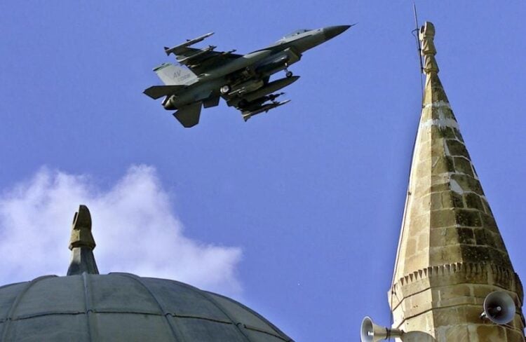 Αμερικανικό F-16 πετά πάνω από την αμερικανική αεροπορική βάση του Ιντζιρλίκ στην Τουρκία (φωτ.: EPA / Tarik Tinazay)