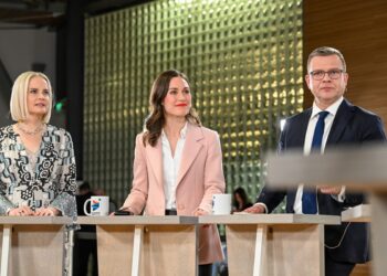 Από αριστερά, η επικεφαλής του Κόμματος των Φινλανδών Ριίκα Πούρα, η πρωθυπουργός και αρχηγός των Σοσιαλδημοκρατών Σάνα Μάριν και ο επικεφαλής του συντηρητικού κόμματος Εθνική Συμμαχία Πέτερι Όρπο στη διάρκεια τηλεοπτικής εκπομπής στο Ελσίνκι (φωτ.: EPA/Kimmo Brandt)