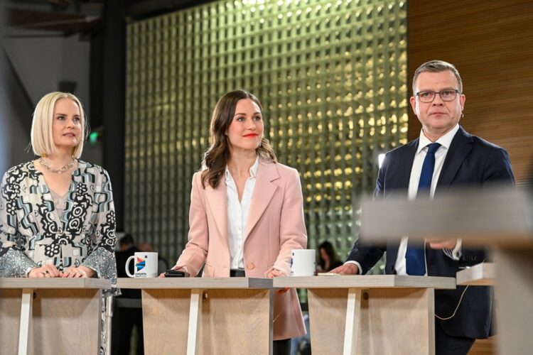 Από αριστερά, η επικεφαλής του Κόμματος των Φινλανδών Ριίκα Πούρα, η πρωθυπουργός και αρχηγός των Σοσιαλδημοκρατών Σάνα Μάριν και ο επικεφαλής του συντηρητικού κόμματος Εθνική Συμμαχία Πέτερι Όρπο στη διάρκεια τηλεοπτικής εκπομπής στο Ελσίνκι (φωτ.: EPA/Kimmo Brandt)