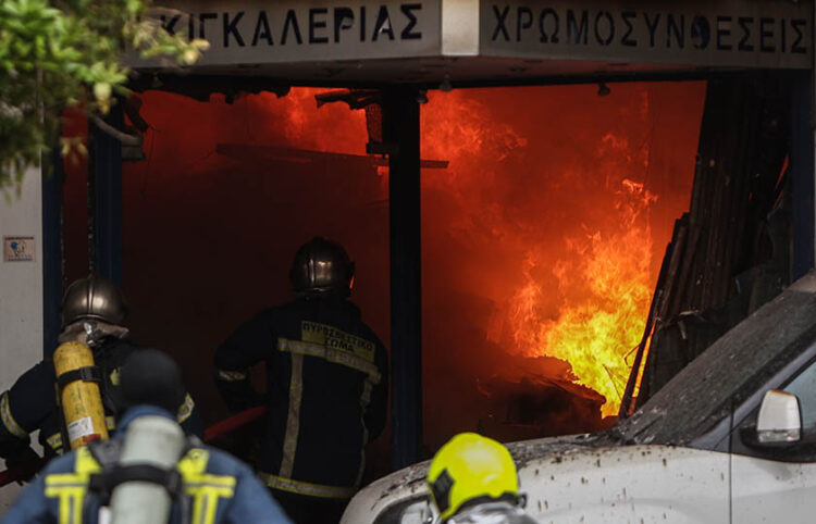 Πυροσβέστες στο κατάστημα με χρώματα στη Δημητρίου στον Πειραιά (φωτ.: EUROKINISSI / Βασίλης Ρεμπάπης)