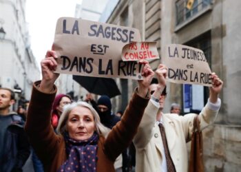 Εικόνα από τις διαδηλώσεις για τη θέσπιση του νέου νόμου για το συνταξιοδοτικό, στο Παρίσι (φωτ.: EPA/TERESA SUAREZ)