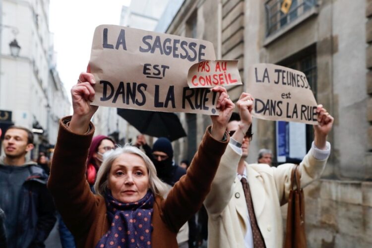 Εικόνα από τις διαδηλώσεις για τη θέσπιση του νέου νόμου για το συνταξιοδοτικό, στο Παρίσι (φωτ.: EPA/TERESA SUAREZ)