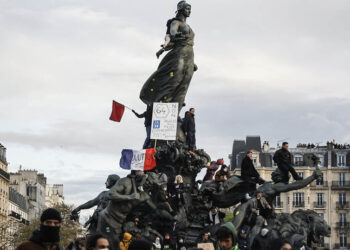 Διαδηλωτές πάνω στο γλυπτό «Ο θρίαμβος της δημοκρατίας» που βρίσκεται στο Παρίσι (φωτ.: EPA / Christophe Petit Tesson)