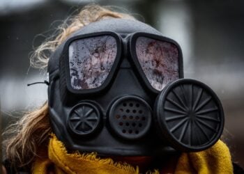 Γυναίκα φορά μάσκα αερίων στη διάρκεια διαδήλωσης μπροστά από την πρεσβεία του Ιράκ στις Βρυξέλλες για τα περιστατικά δηλητηρίασης των Ιρανών μαθητριών (φωτ.: EPA/Stephanie Lecocq)