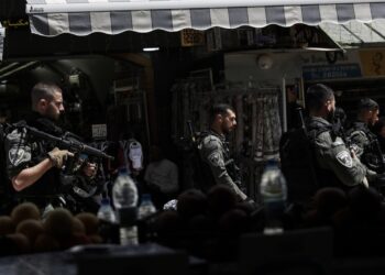 Ισραηλινοί συνοριοφύλακες επιθεωρούν δρόμο που οδηγεί στο τέμενος Αλ Άκσα, στην Ιερουσαλή., μετά από τις ταραχές που ξέσπασαν χθες το βράδυ. Σύμφωνα με την ισραηλινή αστυνομία, έχουν ήδη συλληφθεί εκατοντάδες διαδηλωτές που φέρονται να βεβήλωσαν το τέμενος (φωτ.: EPA/Atef Safadi)