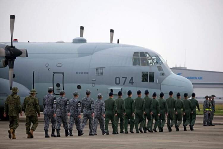 Μέλη της Ιαπωνικής Πολεμικής Αεροπορίας επιβιβάζονται σε αεροσκάφος C-130 για το Τζιμπουτί, προκειμένου να απεγκλωβίσουν τους Ιάπωνες πολίτες από το Σουδάν (φωτ.: EPA/JIJI)