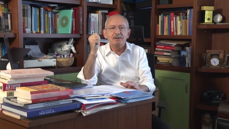 Στιγμιότυπο από το βίντεο που ανάρτησε ο υποψήφιος για την τουρκική προεδρία Κεμάλ Κιλιτσντάρογλου (φωτ.: twitter)
