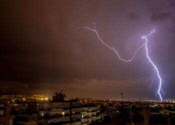 Η ΕΜΥ προειδοποιεί ότι οι σημερινές καταιγίδες θα συνοδεύονται κατά τόπους από μεγάλη συχνότητα κεραυνών (φωτ.: EUROKINISSI)