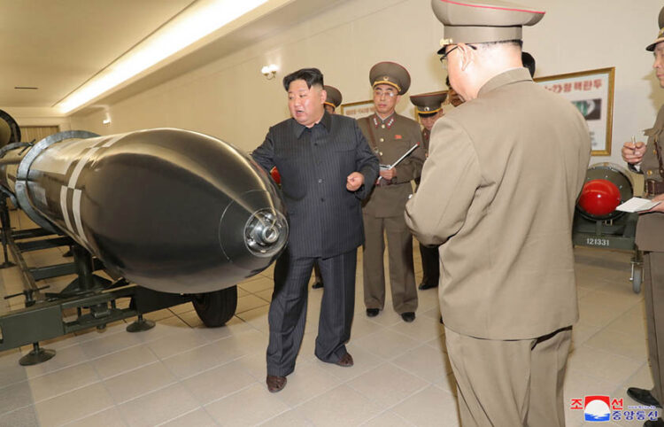 O Κιμ Γιονγκ Ουν στο Ινστιτούτο Πυρηνικών Όπλων που βρίσκεται στην Πιονγκγιάνγκ (φωτ.: KCNA)