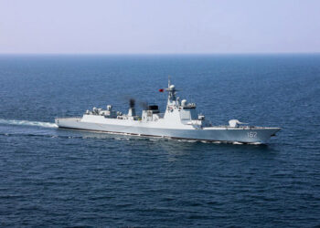 Κινεζικό πολεμικό πλοίο, σε παλαιότερη άσκηση στον Κόλπο του Ομάν (φωτ.: EPA)