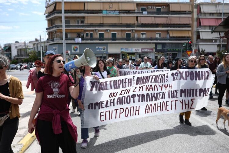 Εικόνα από τη συγκέντρωση διαμαρτυρίας που είχε γίνει το περασμένο Σάββατο, στο Κορυδαλλό ενάντια στο νέο σωφρονιστικό κώδικα και υπέρ της αποφυλάκισης της μητέρας της 12χρονης από τον Κολωνό (φωτ.:  Βασίλης Ρεμπάπης/Eurokinissi)