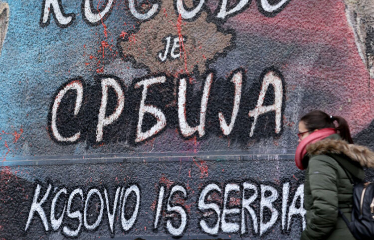 «Το Κόσοβο είναι Σερβία» γράφει σε τοίχο του Βελιγραδίου (φωτ.: EPA / Andrej Cukic)