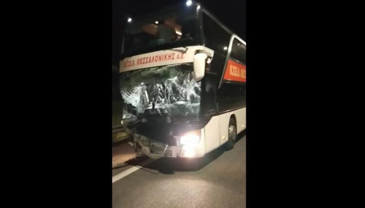 Το λεωφορείο του ΚΤΕΛ λίγο μετά από τη μοιραία σύγκρουση (φωτ.: facebook/Θανάσης Σιμώτας)