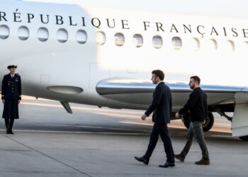 Από αριστερά, ο Γάλλος πρόεδρος Εμανουέλ Ζελένσκι και ο Ουκρανός ομόλογός του Βολοντίμιρ Ζελένσκι, σε παλιότερη φωτογραφία, ενώ κατευθύνονταν για διάσκεψη στις Βρυξέλλες (φωτ.: EPA/Mohammed Badra)