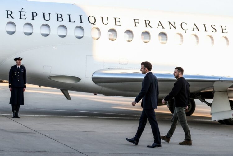 Από αριστερά, ο Γάλλος πρόεδρος Εμανουέλ Ζελένσκι και ο Ουκρανός ομόλογός του Βολοντίμιρ Ζελένσκι, σε παλιότερη φωτογραφία, ενώ κατευθύνονταν για διάσκεψη στις Βρυξέλλες (φωτ.: EPA/Mohammed Badra)
