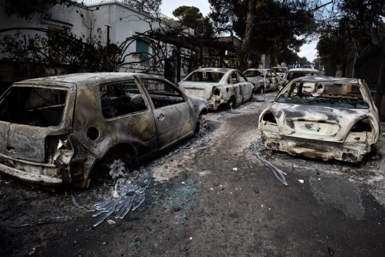 Καμένα αυτοκίνητα στο Μάτι, μετά από τη φονική πυρκαγιά της 23ης Ιουλίου 2018 (φωτ.: EUROKINISSI/Τατιάνα Μπόλαρη)