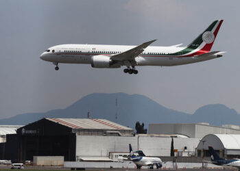 Το προεδρικό αεροσκάφος στο διεθνές αεροδρόμιο της Πόλης του Μεξικού (φωτ.: EPA / Jose Pazos)
