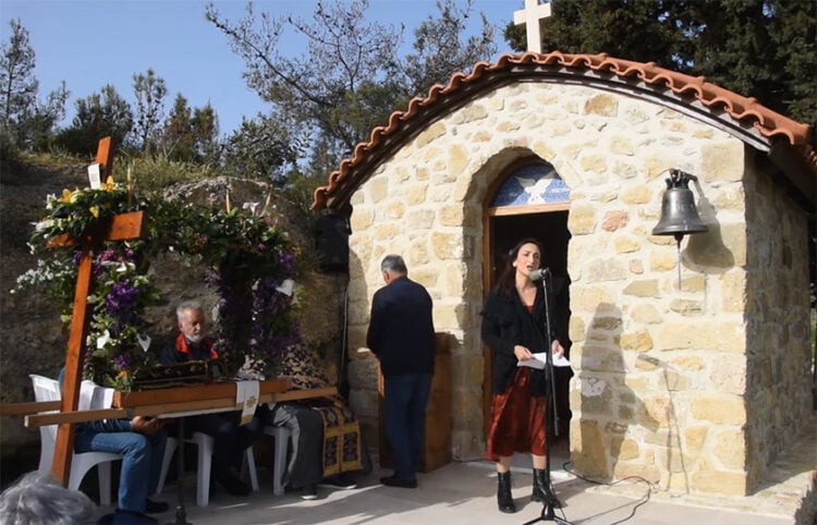 Μοιρολόι έξω από την εκκλησία της Κάτω Πουλιάς στην ενδοχώρα του Ηρακλείου Κρήτης (φωτ.: YouTube / Cultural Reserve Nexus – CreNe)
