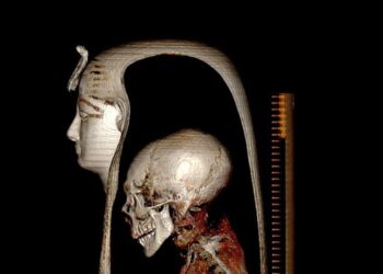 Φωτογραφία του υπουργείου Αρχαιοτήτων της Αιγύπτου δείχνει τομογραφία του κεφαλιού του βασιλιά Αμενχοτέπ Α’ μαζί με τη σαρκοφάγο του (φωτ.: ΕΡΑ/Υπουργείο Αρχαιοτήτων της Αιγύπτου)