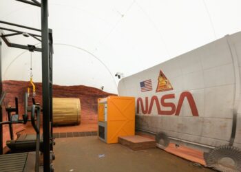 Στον αεροθάλαμo βρίσκεται και ένας κυλιόμενος διάδρομος, πάνω στον οποίο οι υποτιθέμενοι αστροναύτες θα περπατούν κρεμασμένοι από ιμάντες (φωτ.: twitter/NASA's Johnson Space Center)