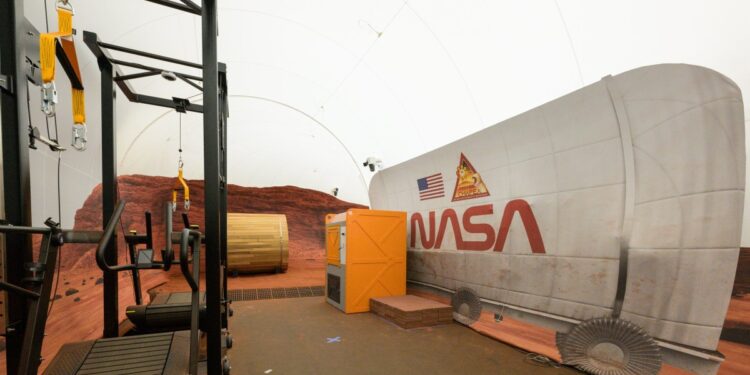 Στον αεροθάλαμo βρίσκεται και ένας κυλιόμενος διάδρομος, πάνω στον οποίο οι υποτιθέμενοι αστροναύτες θα περπατούν κρεμασμένοι από ιμάντες (φωτ.: twitter/NASA's Johnson Space Center)