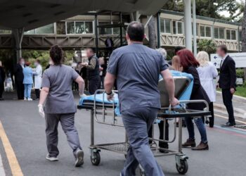 Νοσηλευτές στην είσοδο νοσοκομείου. Όπως επισήμαναν οι συγγενείς της 28χρονης, οι γιατροί και οι νοσηλευτές προσπάθησαν με όλες τους τις δυνάμεις για να σώσουν τη μητέρα και το νεογνό (φωτ. αρχείου: EUROKINISSΙ/Κώστας Τζούμας)