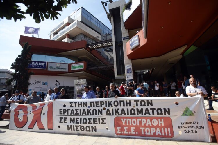 Στιγμιότυπο από παλιότερη διαμαρτυρία εργαζομένων του ΟΑΣΘ, μπροστά από τα γραφεία του Οργανισμού στη Θεσσαλονίκη (φωτ.: ΜΟΤΙΟΝΤΕΑΜ/Γιώργος Κωνσταντινίδης)