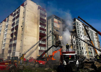 Πολυκατοικία καταστράφηκε από πυραυλικό πλήγμα στην πόλη Ούμαν (φωτ.: EPA / Υπουργείο Εσωτερικών Ουκρανίας)