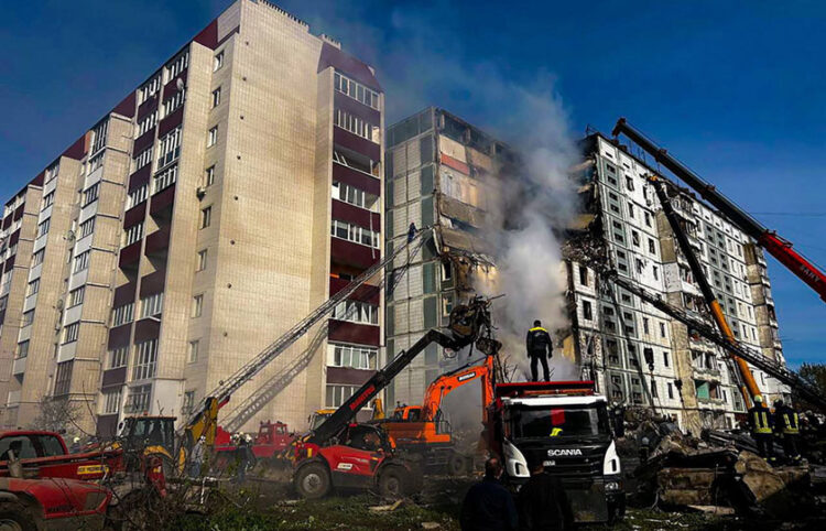 Πολυκατοικία καταστράφηκε από πυραυλικό πλήγμα στην πόλη Ούμαν (φωτ.: EPA / Υπουργείο Εσωτερικών Ουκρανίας)