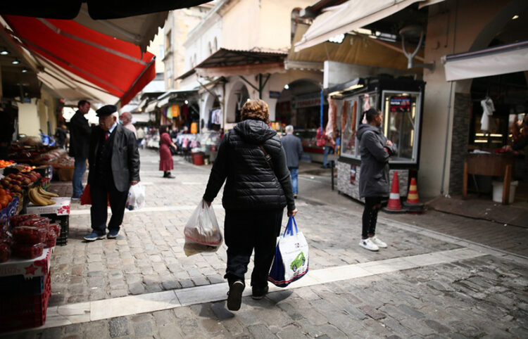 Καταναλωτές κάνουν τα ψώνια τους στην αγορά της Θεσσαλονίκης (φωτ.: ΑΠΕ-ΜΠΕ / Αχιλλέας Χήρας)